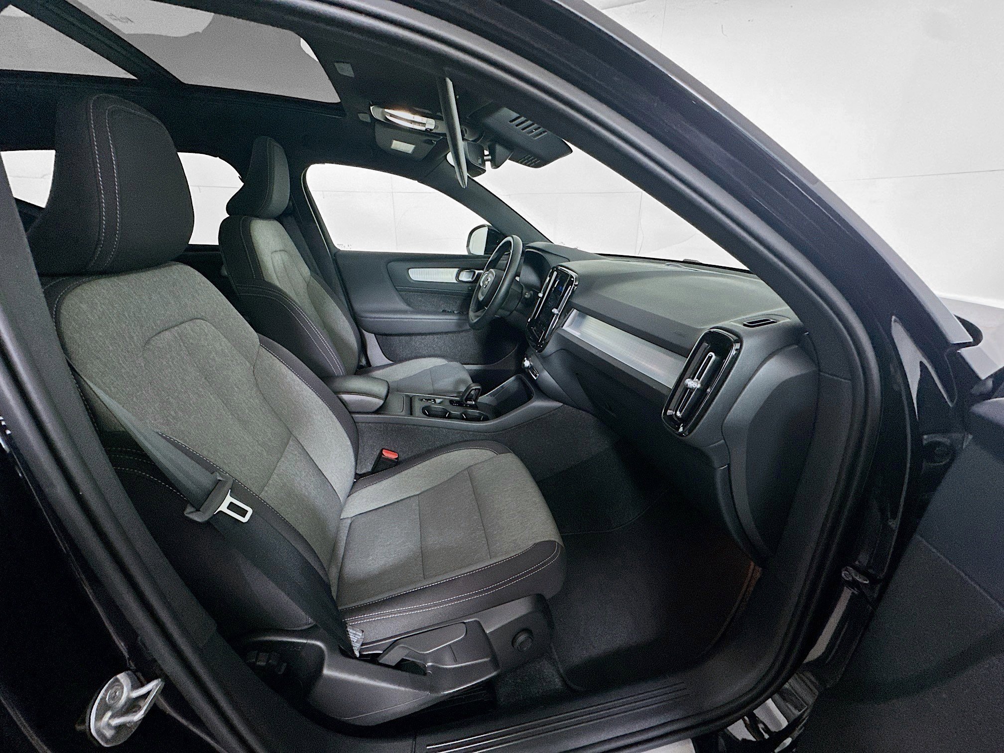 Used 2025 Volvo XC40 B5 Core AWD/4WD image 32
