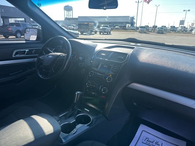 Used 2017 Ford Explorer XLT image 10