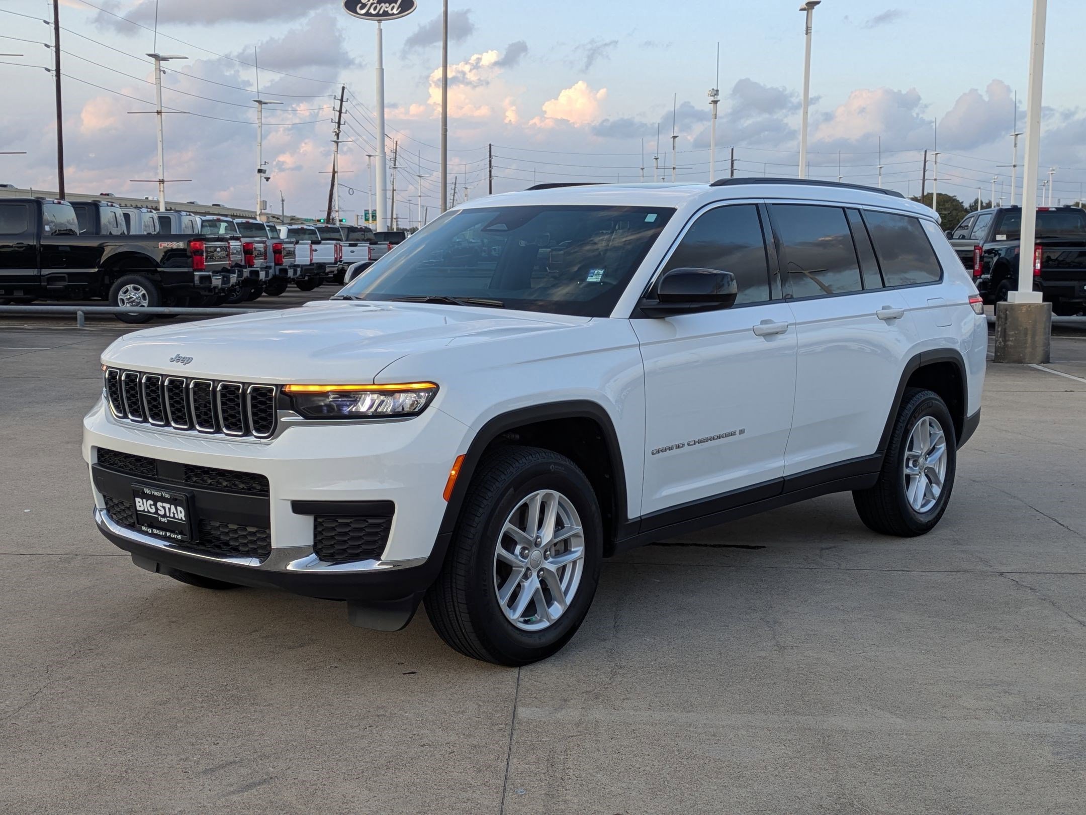 Used 2025 Jeep Grand Cherokee L Laredo image 9