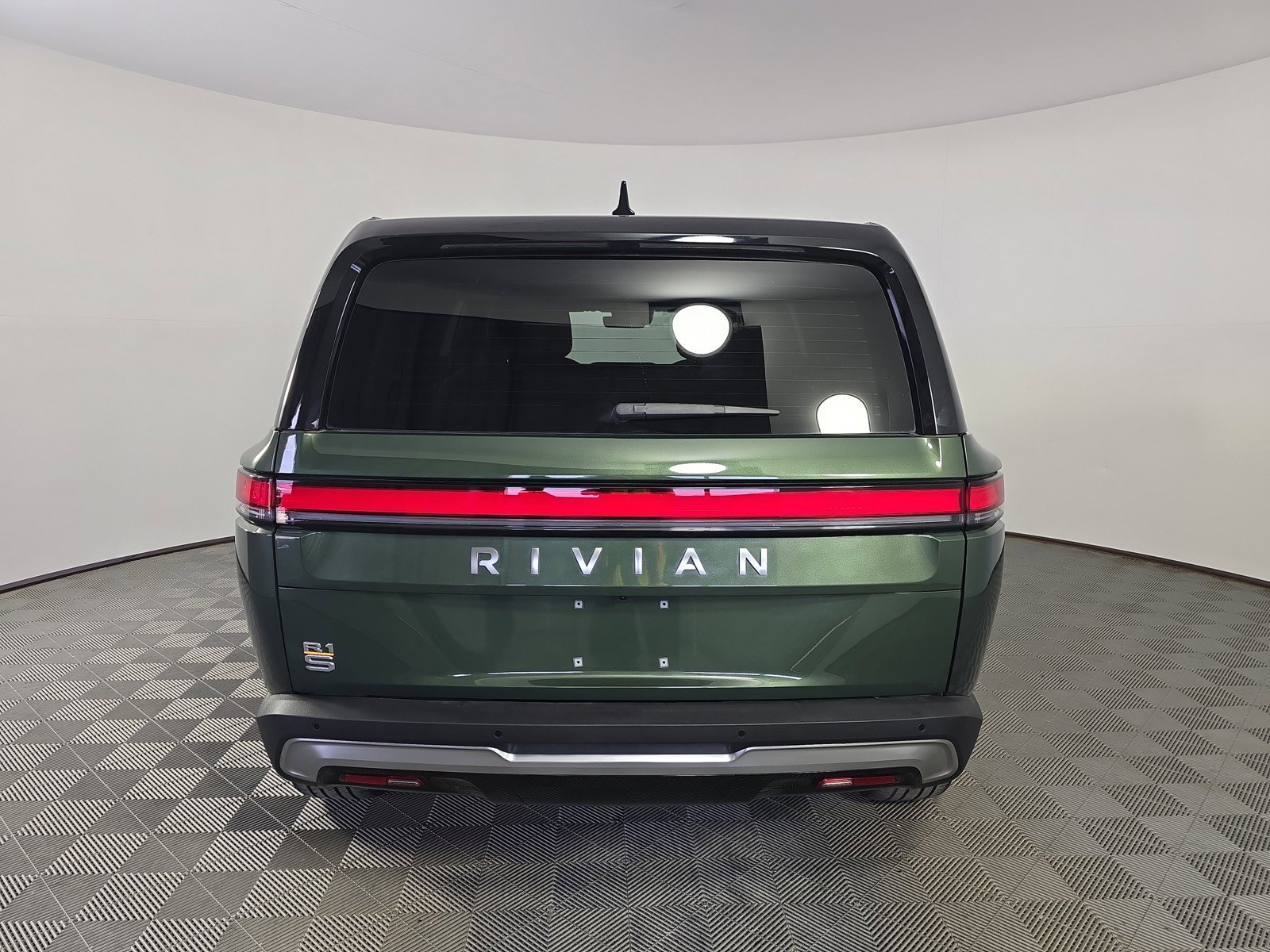 Used 2024 Rivian R1S Adventure AWD/4WD image 4