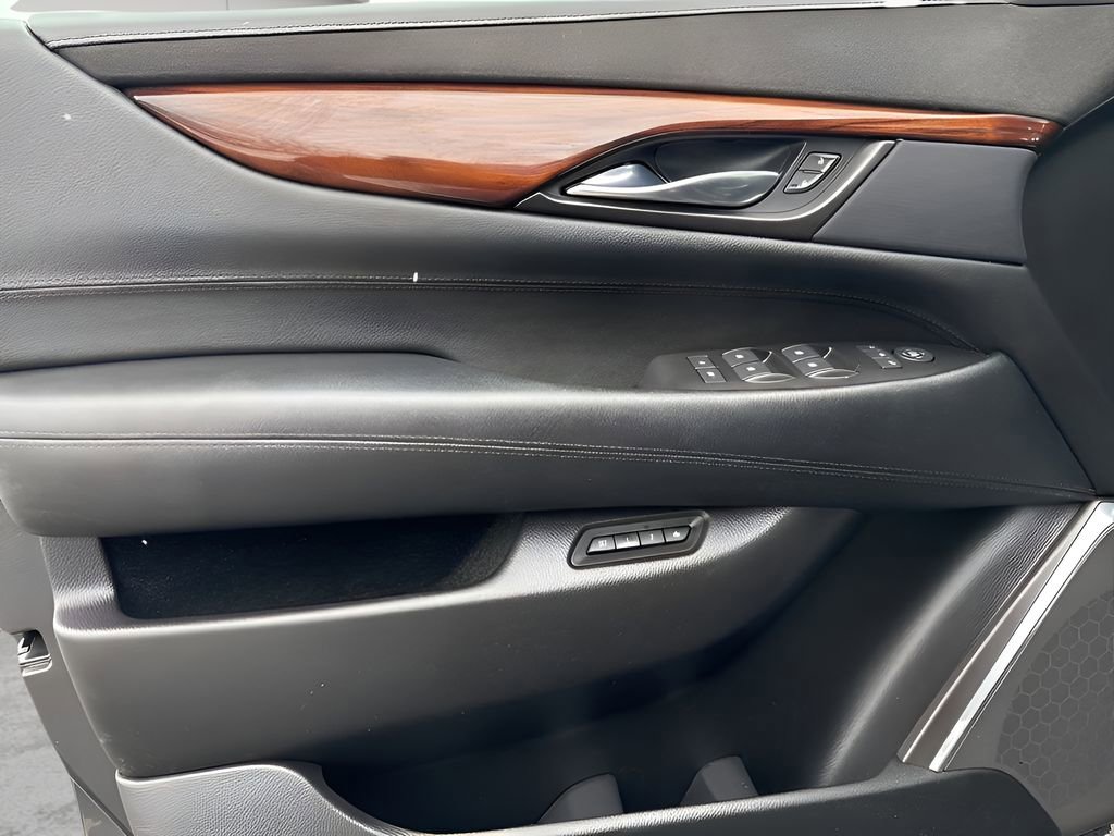 Used 2015 Cadillac Escalade Luxury image 27