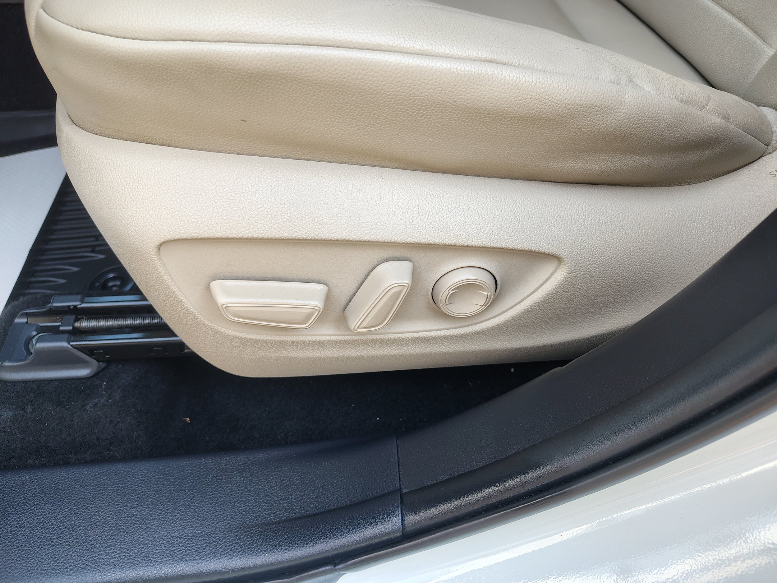 Used 2020 Toyota Highlander XLE AWD/4WD image 18