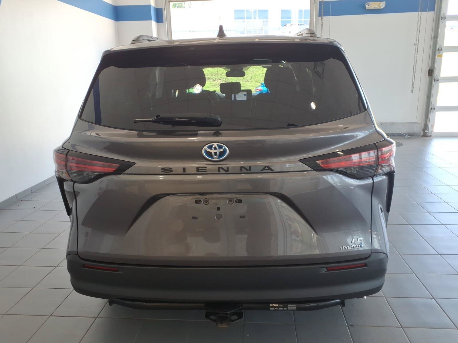 Used 2021 Toyota Sienna LE w/ LE Plus Package FWD image 6