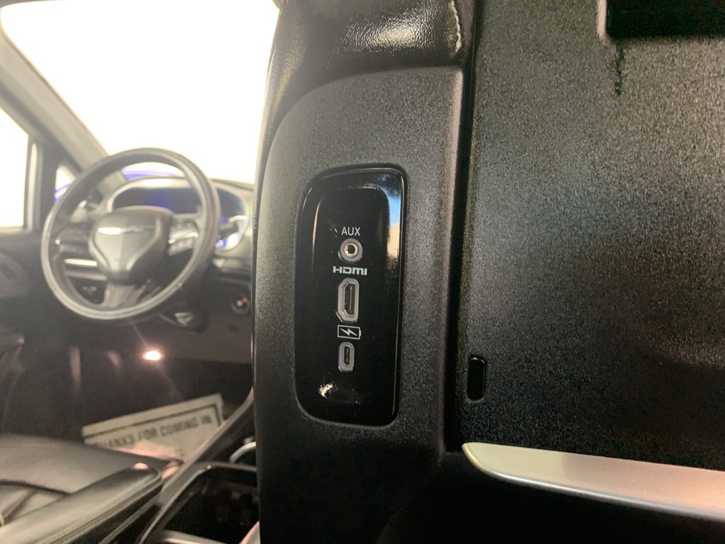 Used 2022 Chrysler Pacifica Limited w/ Uconnect Theater Family Group image 35