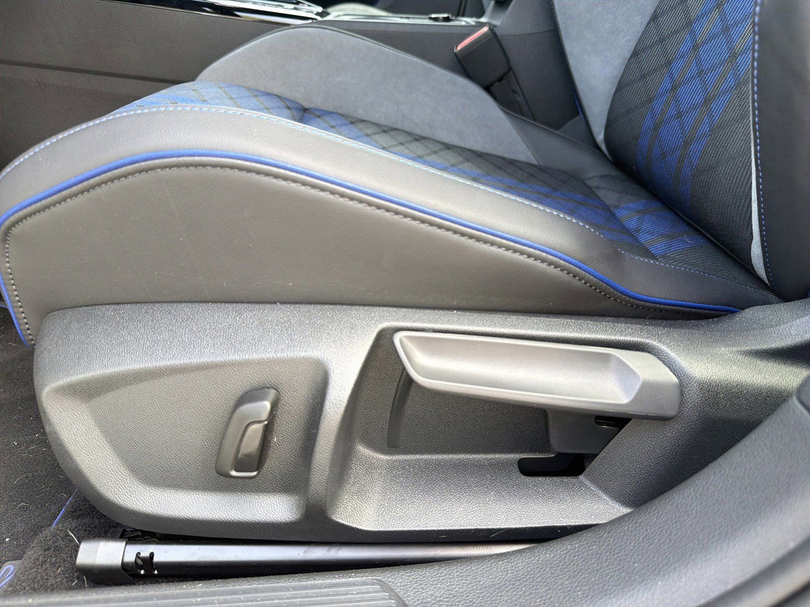 Used 2025 Volkswagen Golf w/ Euro Style Package AWD/4WD image 22