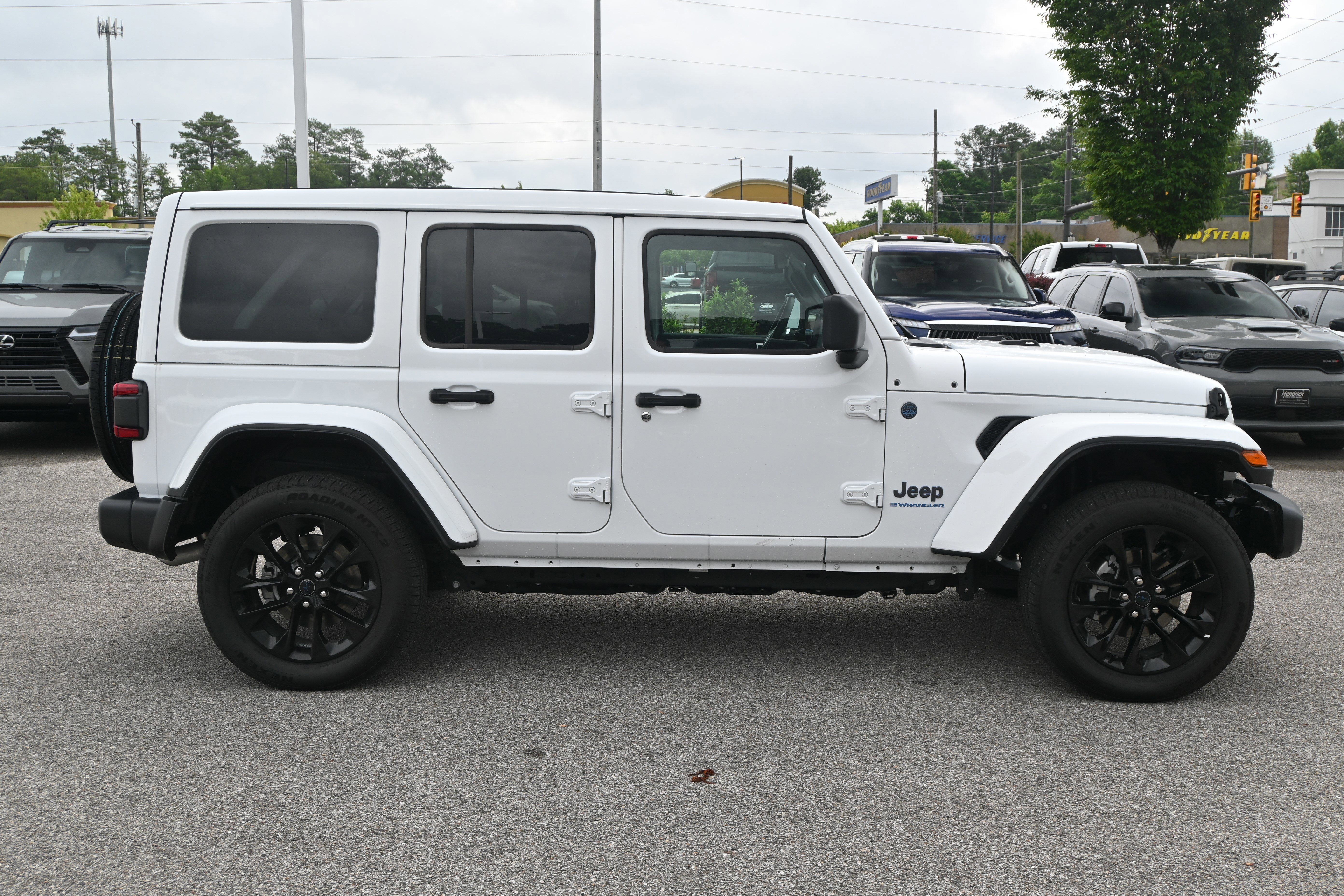 Used 2025 Jeep Wrangler Unlimited Sahara w/ Safety Group AWD/4WD image 11