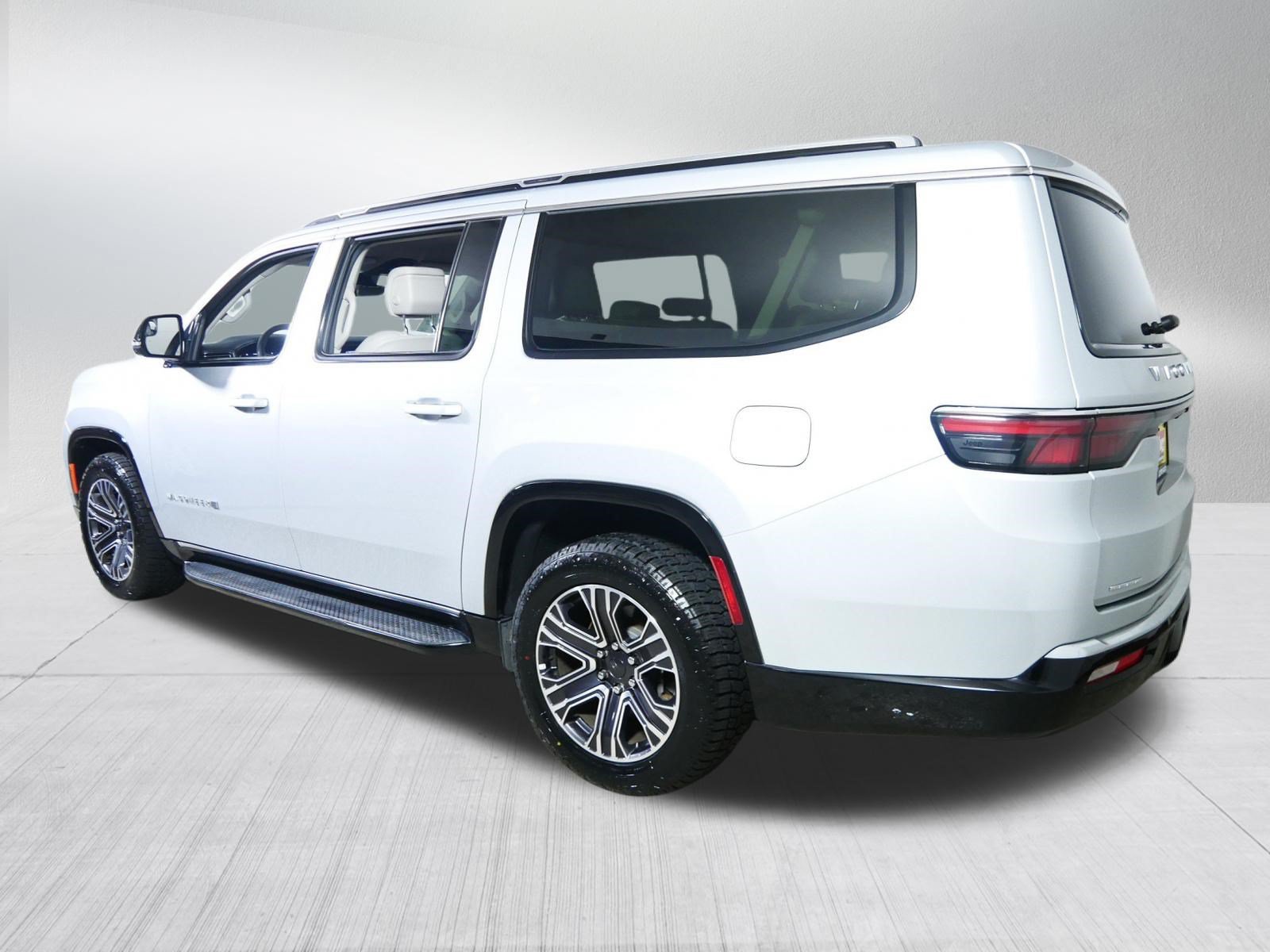 Used 2023 Jeep Wagoneer L Series II AWD/4WD image 5