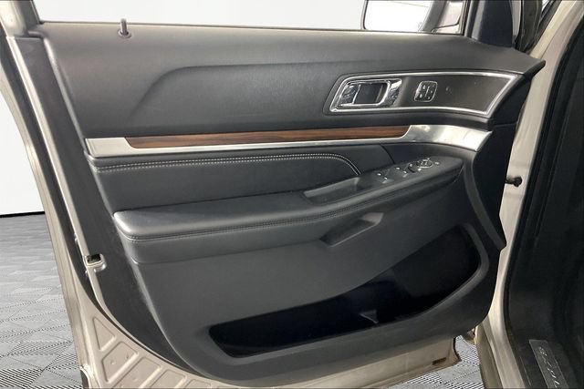 Used 2019 Ford Explorer Limited w/ Class III Trailer Tow Package AWD/4WD image 17