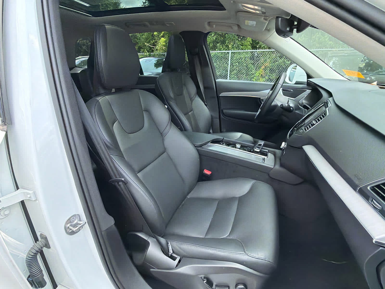 Used 2025 Volvo XC90 B5 Core AWD/4WD image 17