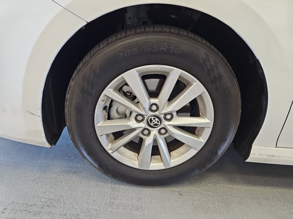 Used 2025 Toyota Camry LE w/ Convenience Package FWD image 6