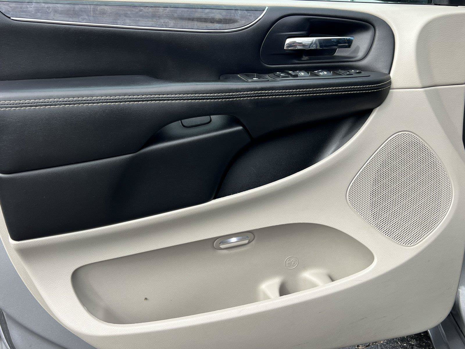 Used 2014 Chrysler Town & Country Touring-L w/ Driver Convenience Group FWD image 15