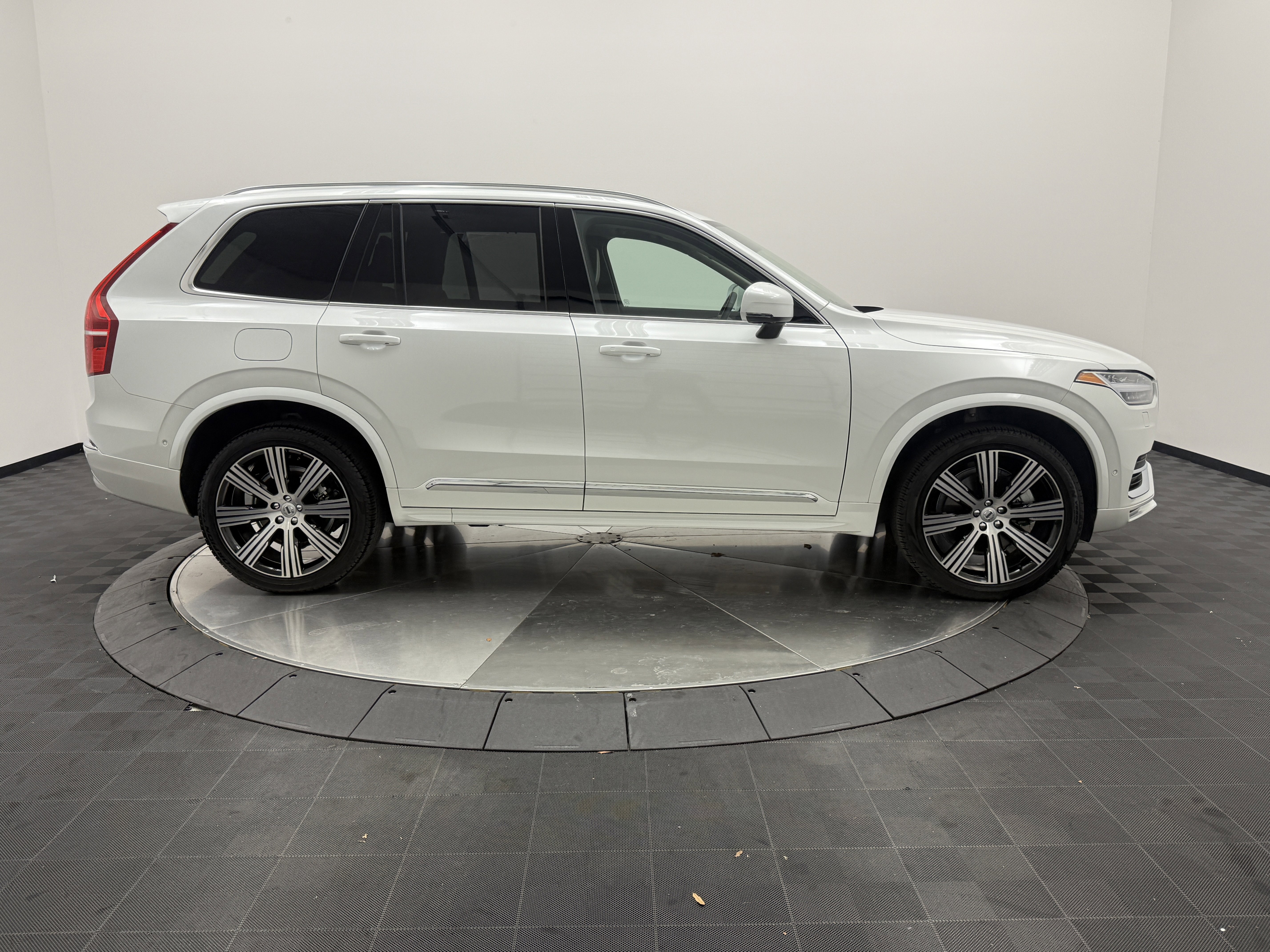Certified 2024 Volvo XC90 B6 Ultimate w/ Protection Package Premier image 8
