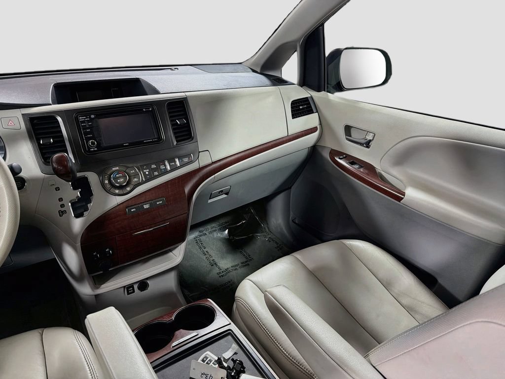 Used 2014 Toyota Sienna XLE FWD image 25