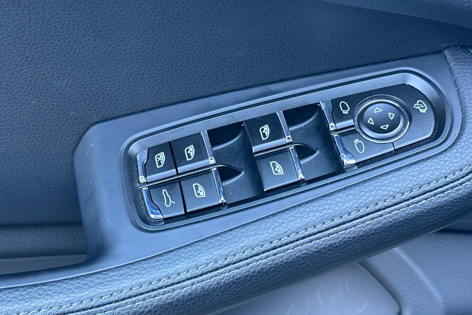 Used 2025 Porsche Macan image 13