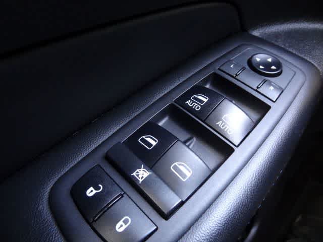 Used 2019 Jeep Grand Cherokee Laredo RWD image 16