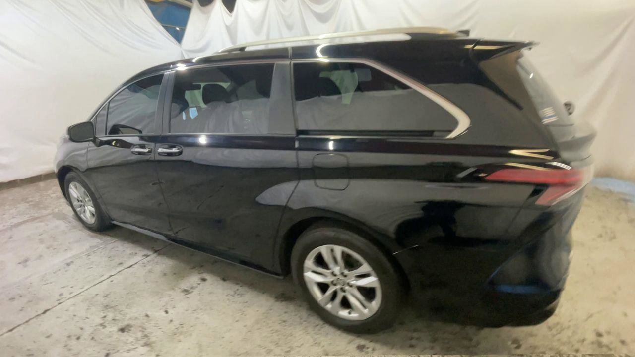 Used 2022 Toyota Sienna Limited image 6