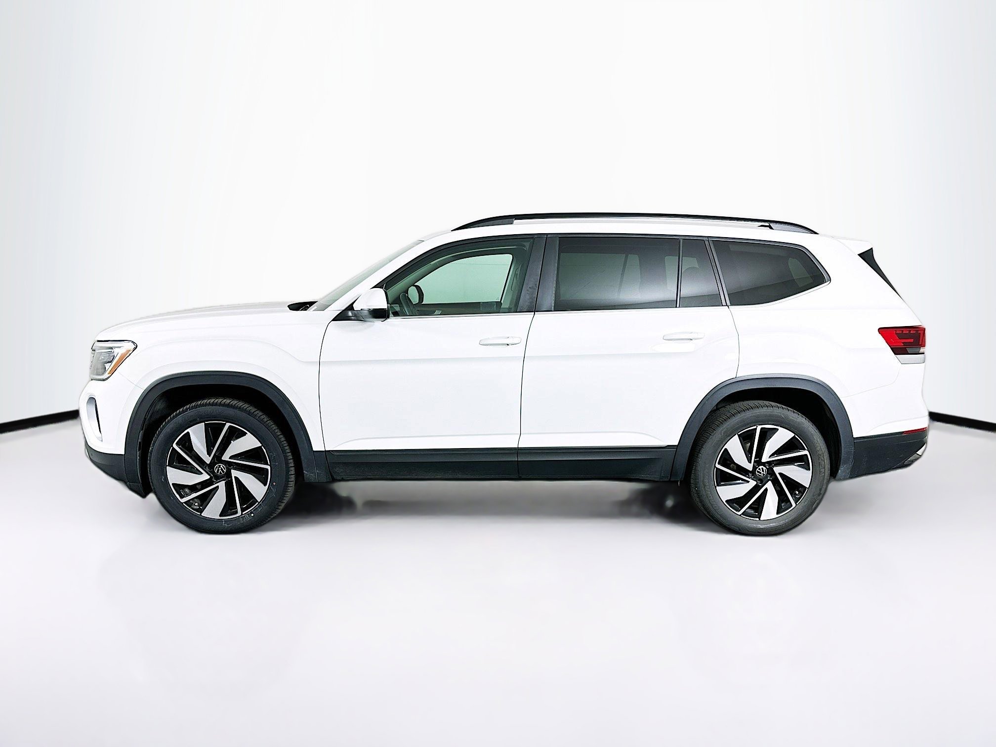 Used 2025 Volkswagen Atlas SE image 4