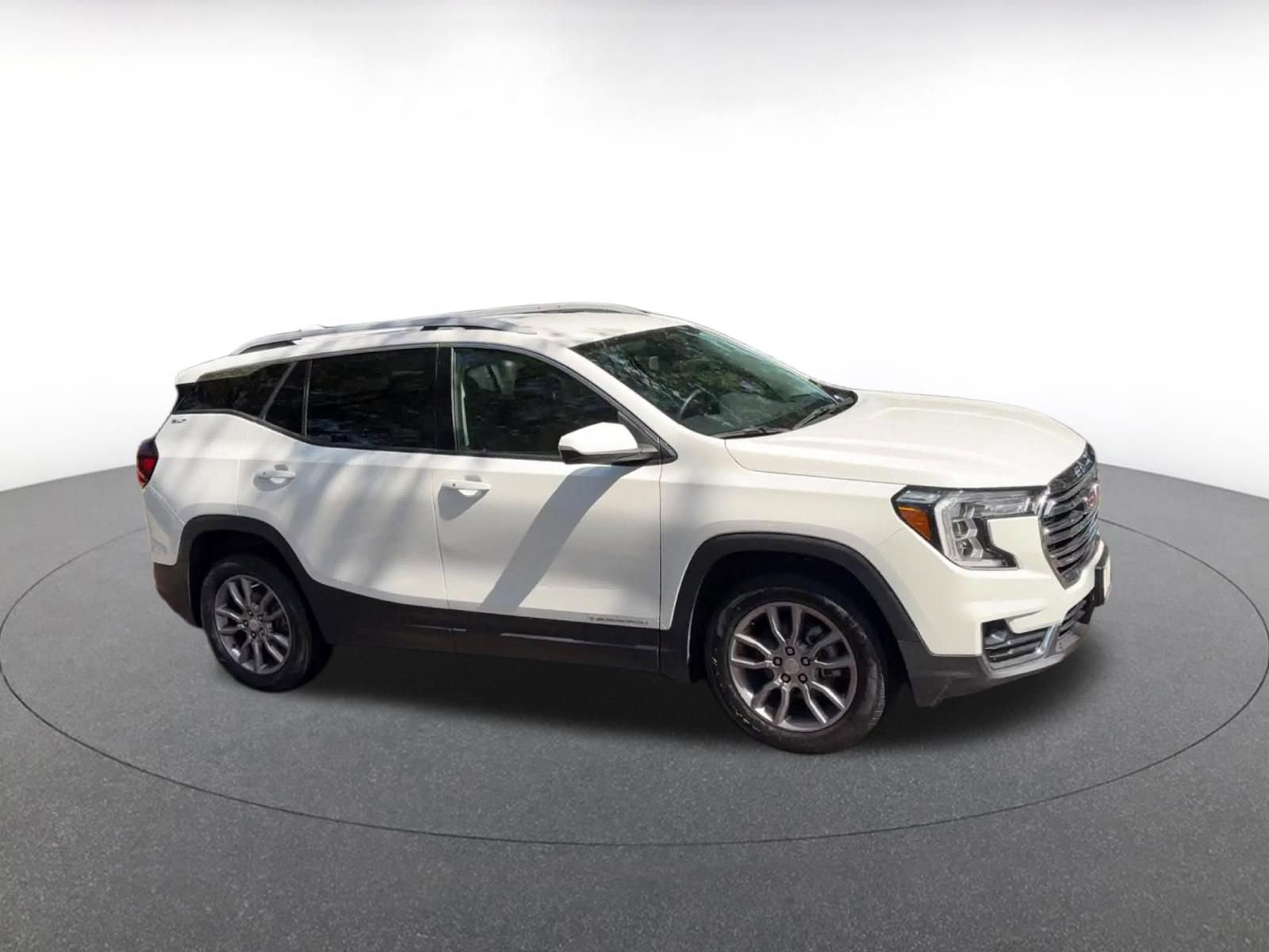 Used 2024 GMC Terrain SLT AWD/4WD image 2
