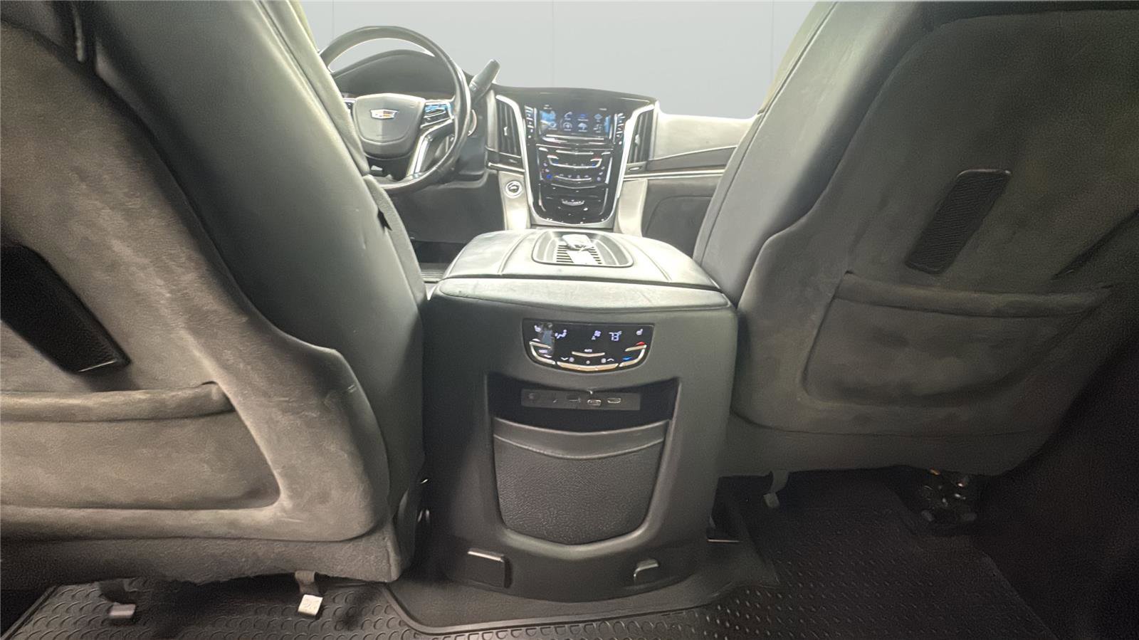 Used 2020 Cadillac Escalade Platinum w/ Escalade Sport Edition AWD/4WD image 27