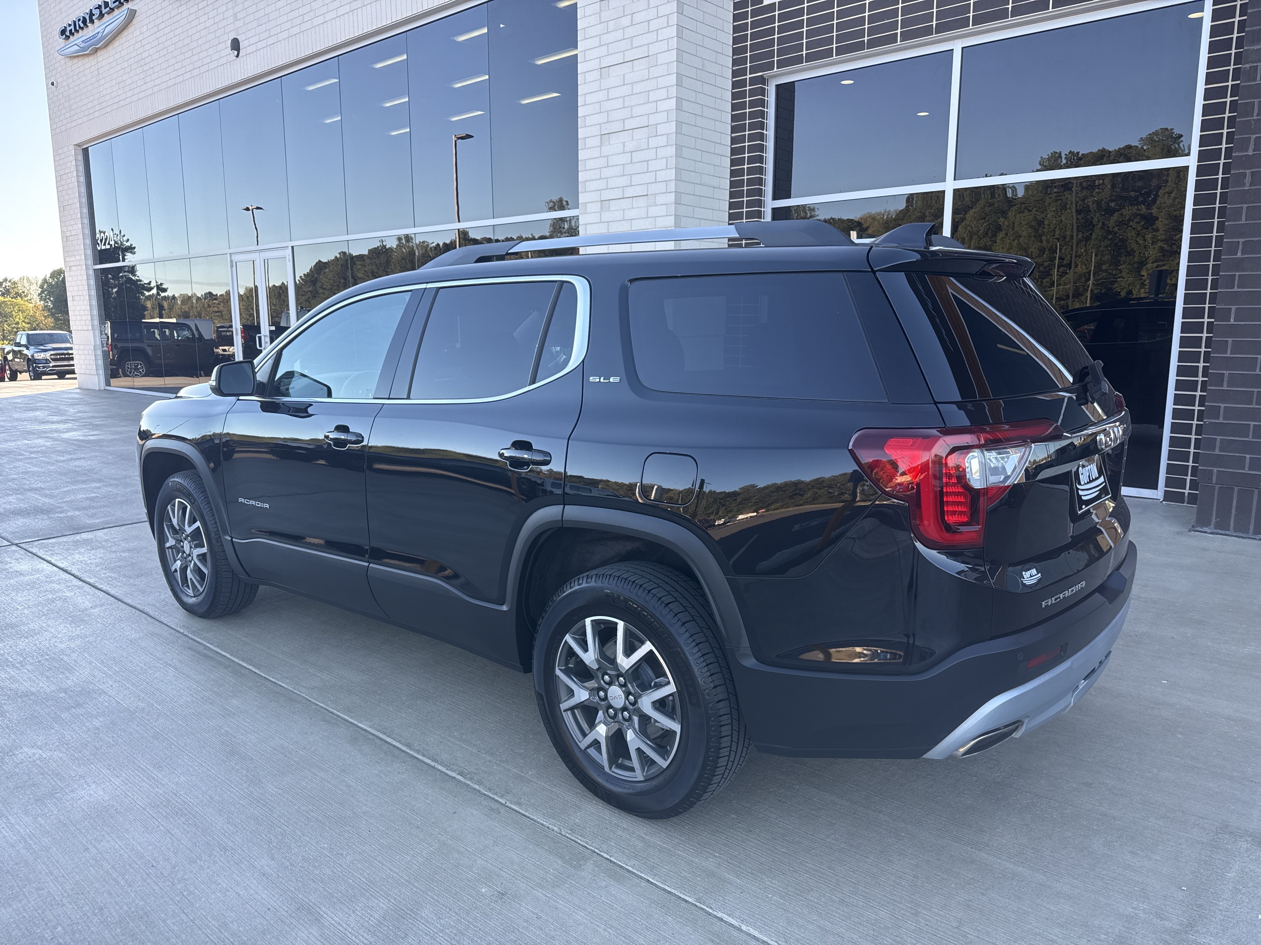 Used 2023 GMC Acadia SLE w/ Driver Convenience Package FWD image 7