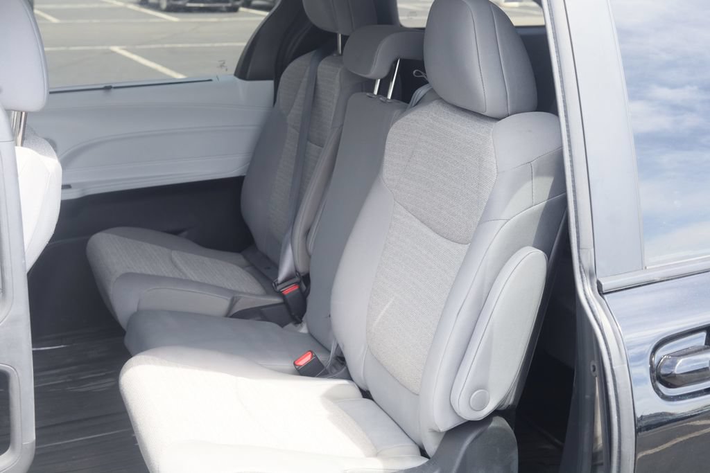 Used 2025 Toyota Sienna LE FWD image 8