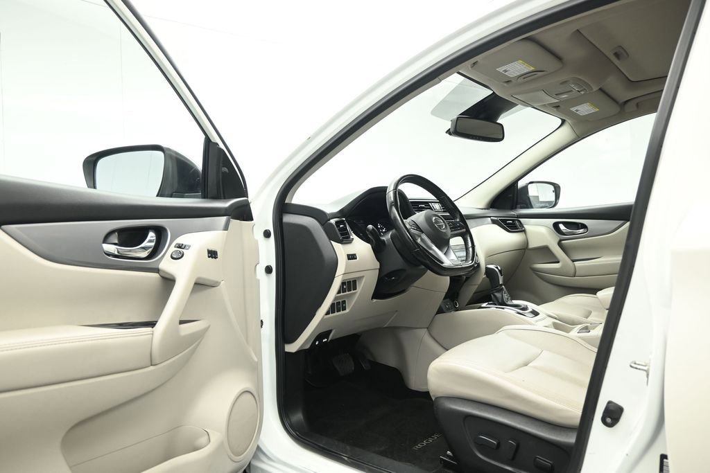 Used 2020 Nissan Rogue Sport SL w/ Premium Package FWD image 9