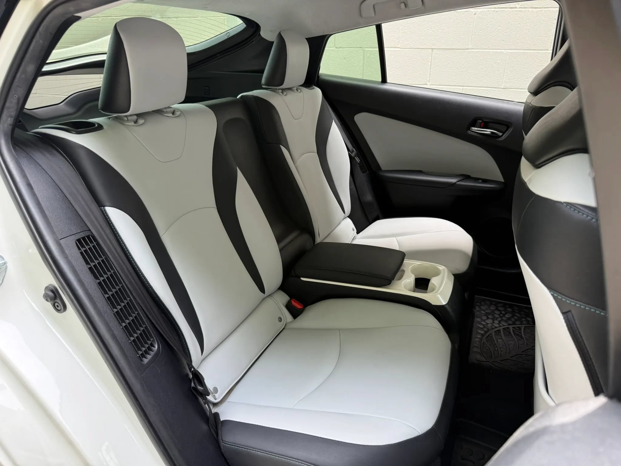 Used 2017 Toyota Prius Prime Advanced FWD image 27