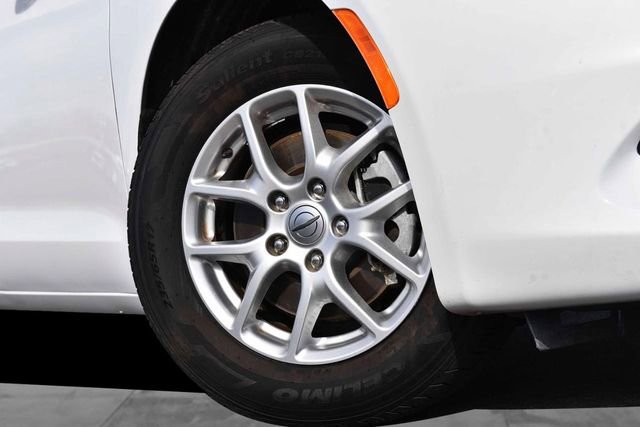 Used 2024 Chrysler Voyager LX image 3