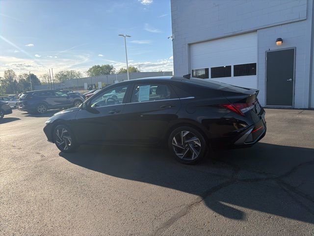 Used 2025 Hyundai Elantra SEL FWD image 13