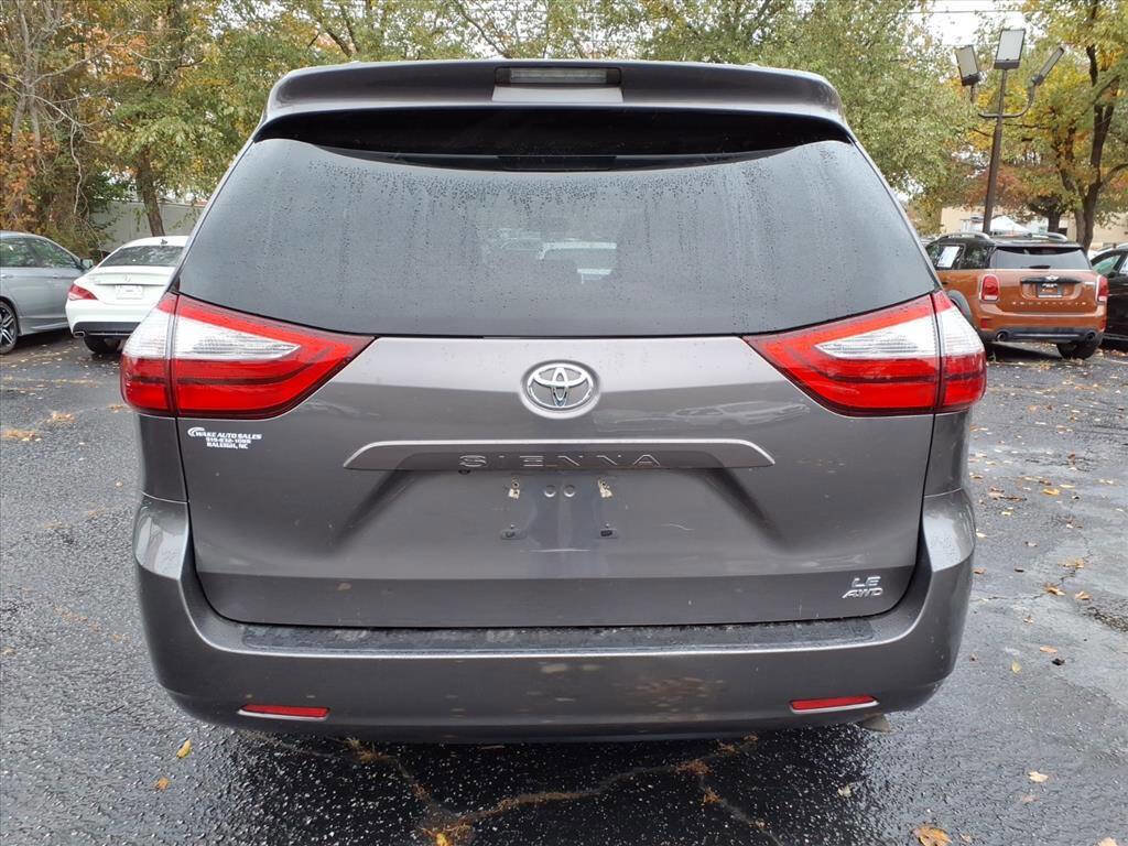 Used 2017 Toyota Sienna LE image 4