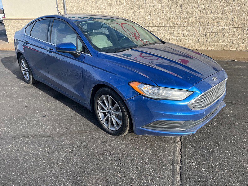 Used 2017 Ford Fusion SE w/ Fusion SE Technology Package image 2