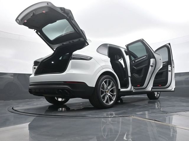 Certified 2022 Porsche Cayenne Platinum Edition image 27
