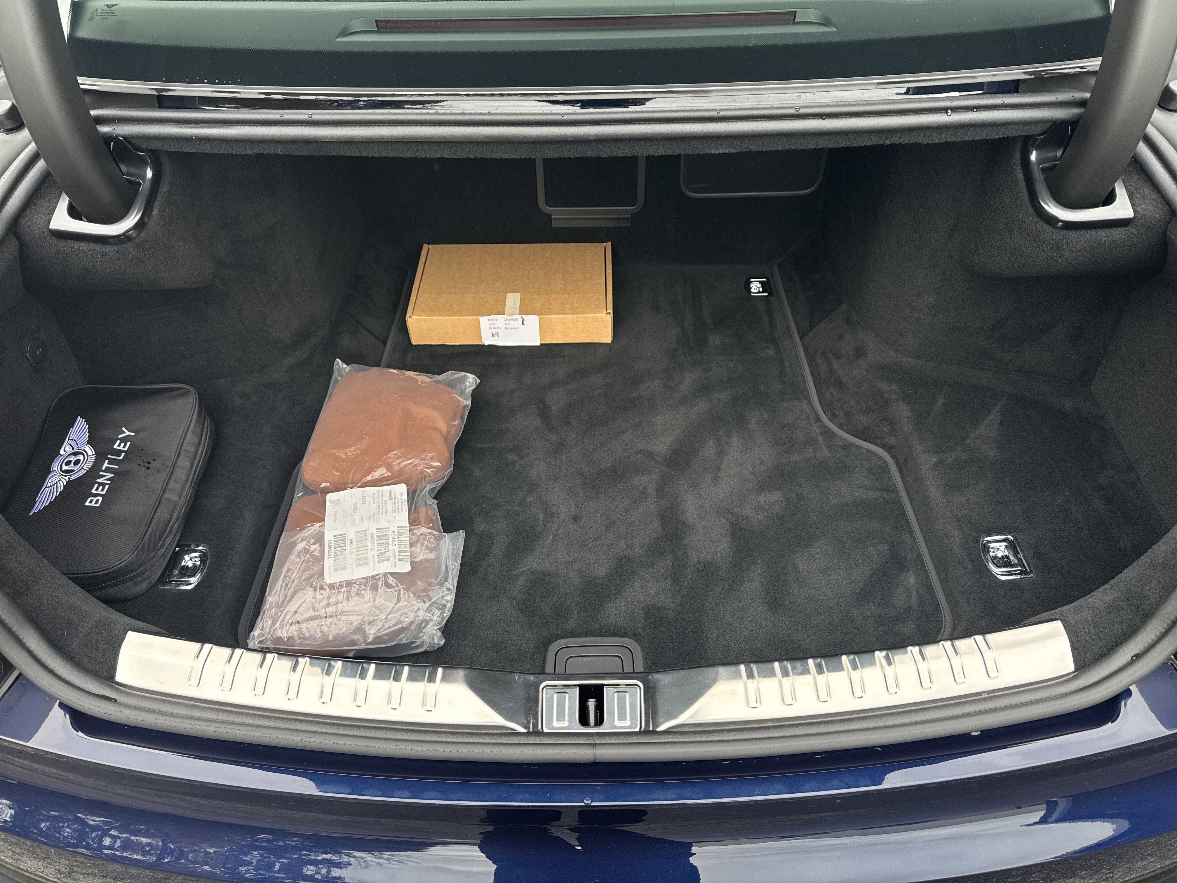 Used 2024 Bentley Flying Spur V8 image 31