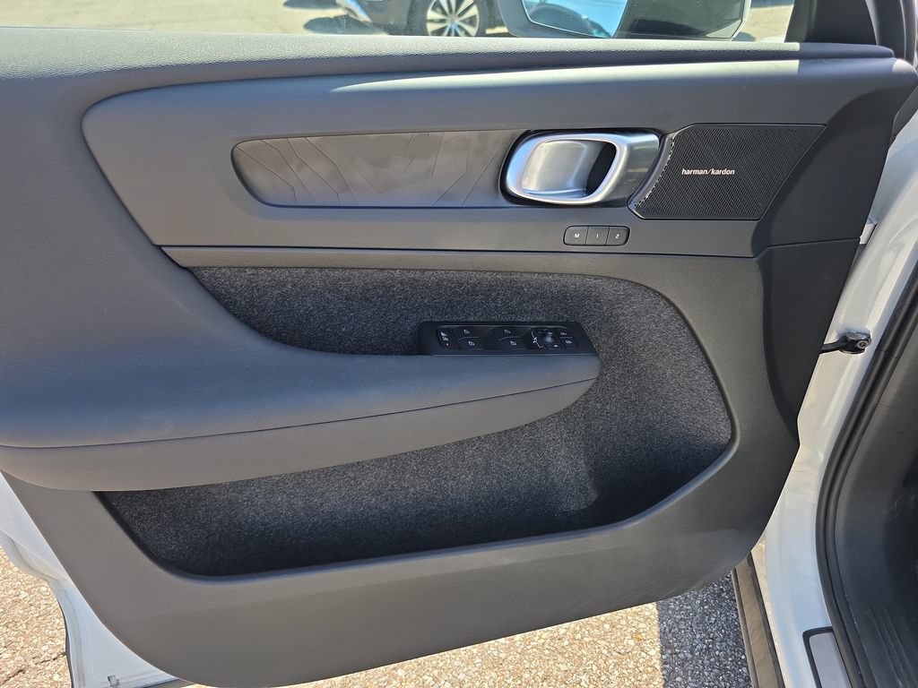 Used 2023 Volvo C40 P8 Recharge Ultimate AWD/4WD image 19