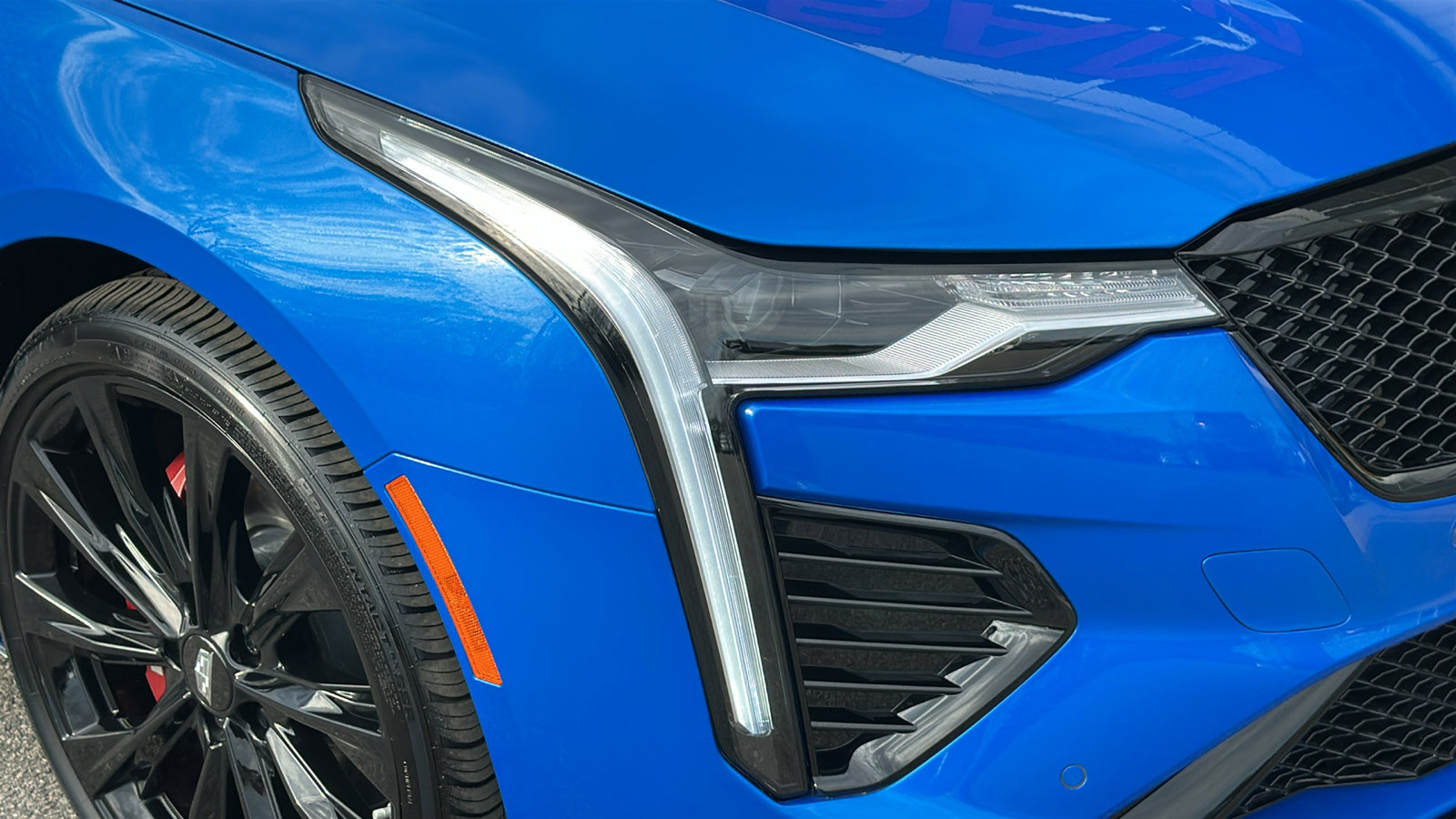 Used 2025 Cadillac CT4 V w/ LPO, ONYX Package image 4