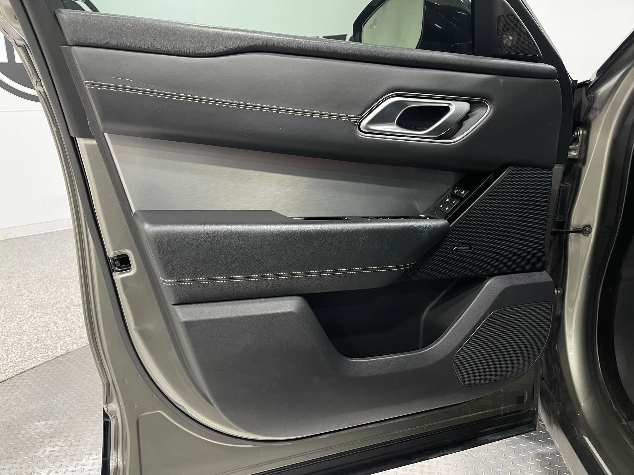 Used 2020 Land Rover Range Rover Velar R-Dynamic S image 15