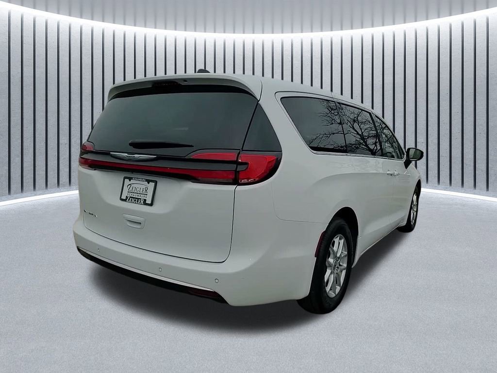 Used 2023 Chrysler Pacifica Touring-L image 7