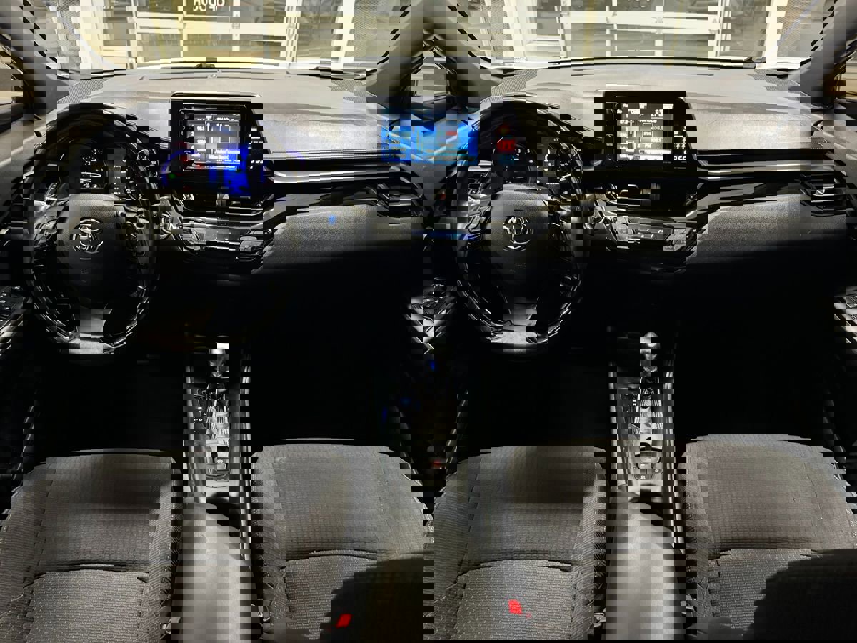 Used 2018 Toyota C-HR XLE image 19