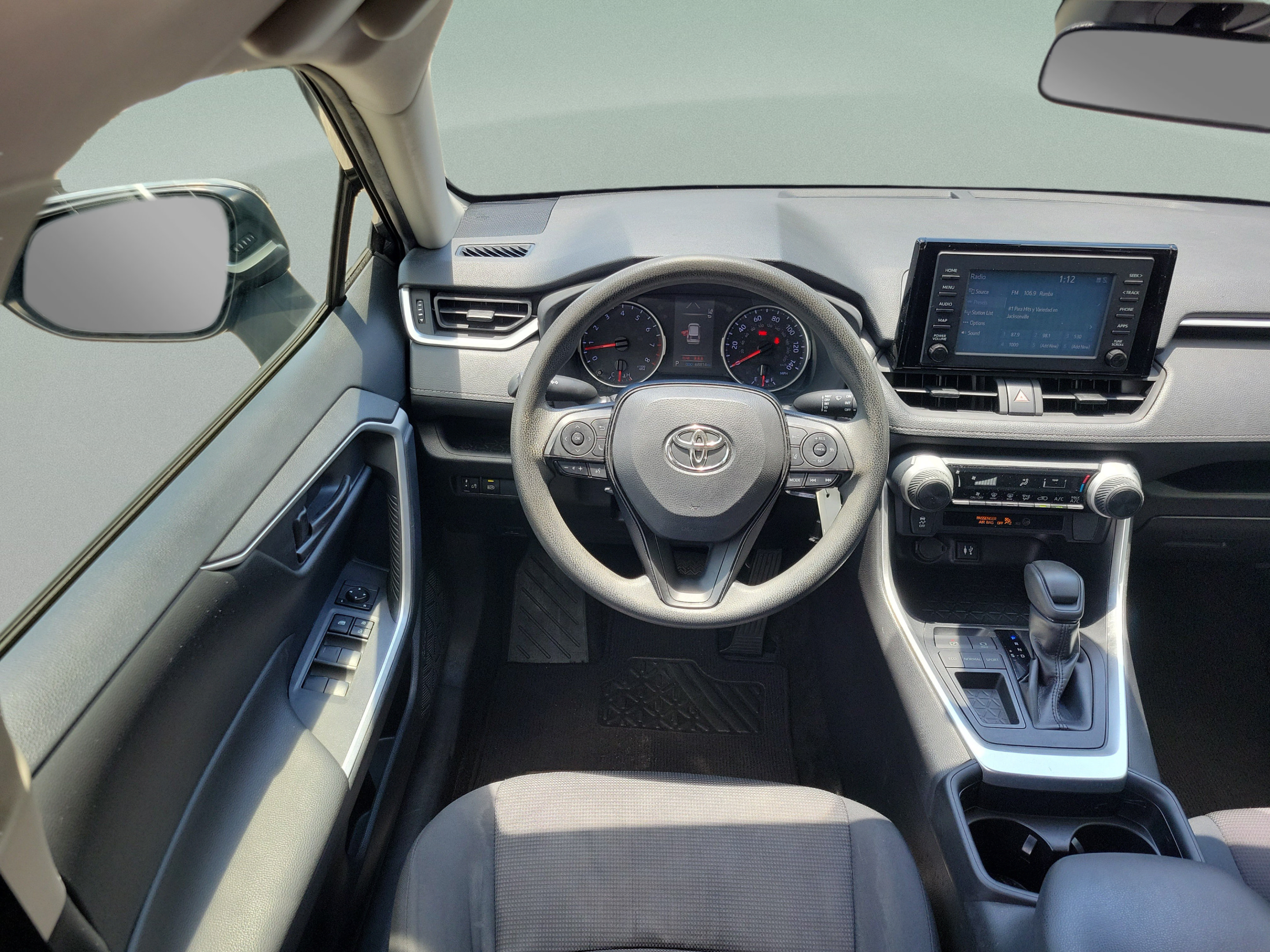 Used 2019 Toyota RAV4 LE FWD image 5