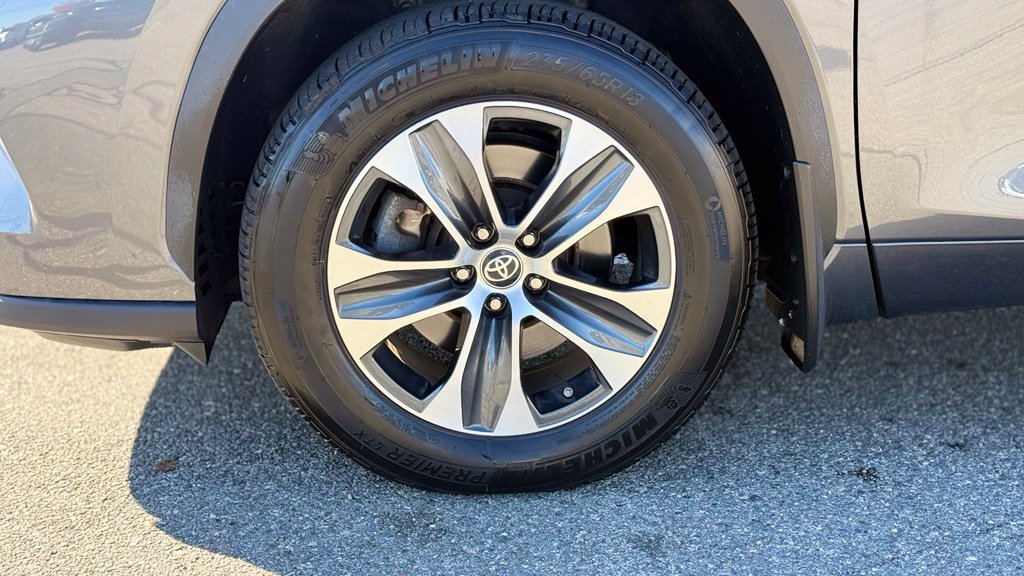 Used 2023 Toyota Highlander XLE AWD/4WD image 2