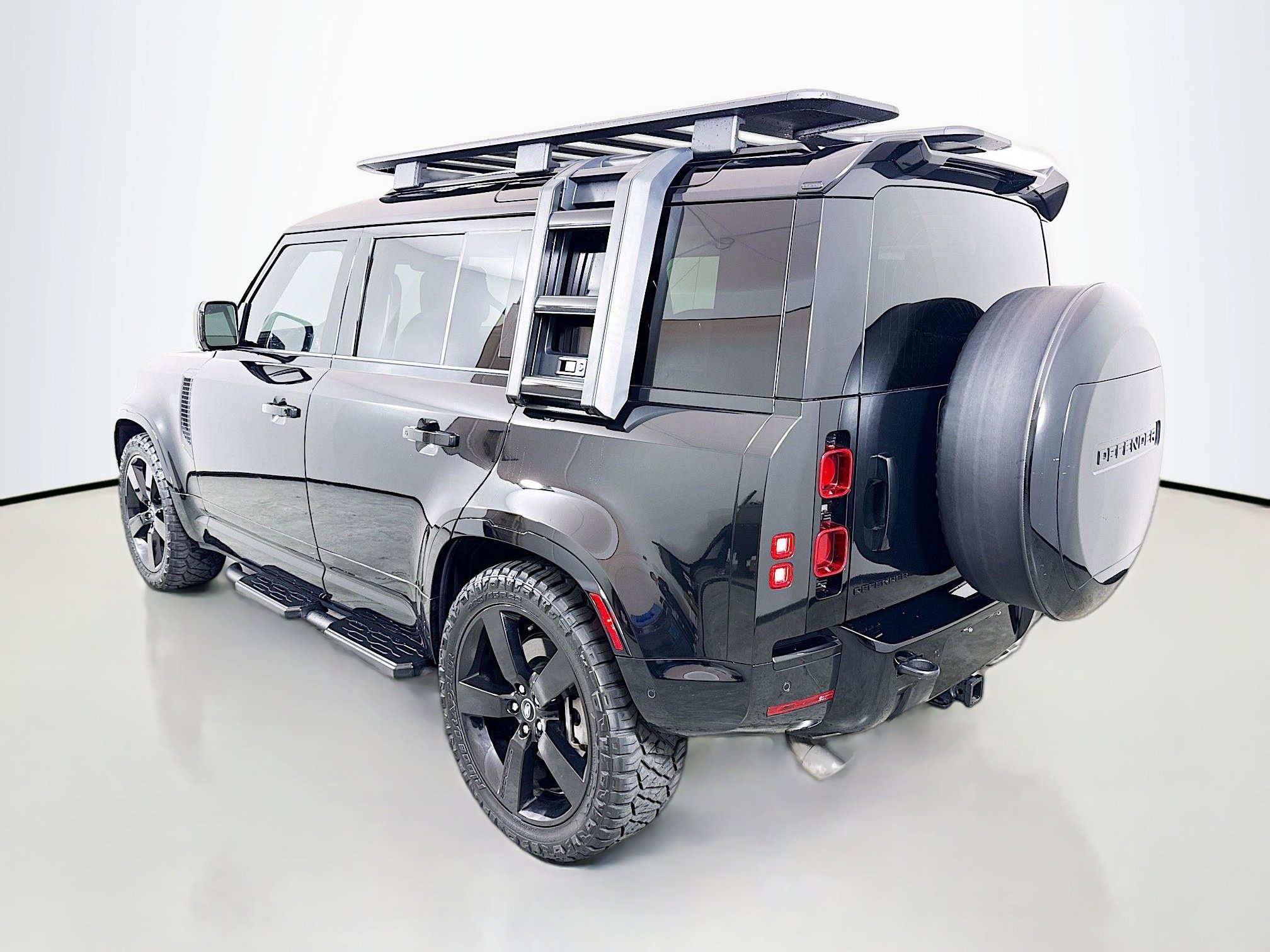 Used 2025 Land Rover Defender 110 X-Dynamic SE image 5