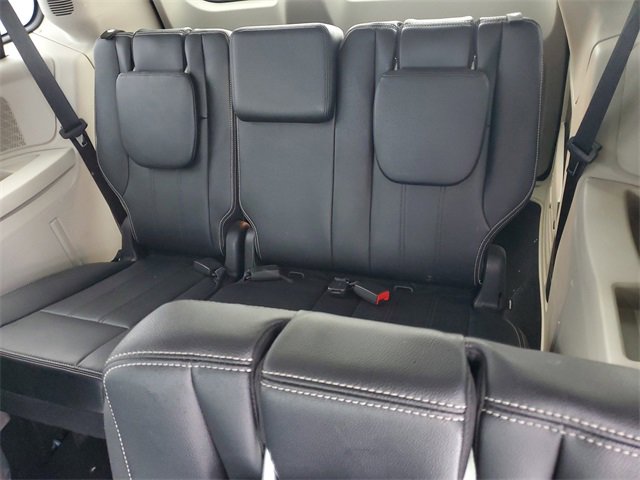 Used 2015 Chrysler Town & Country Touring-L w/ Driver Convenience Group image 9