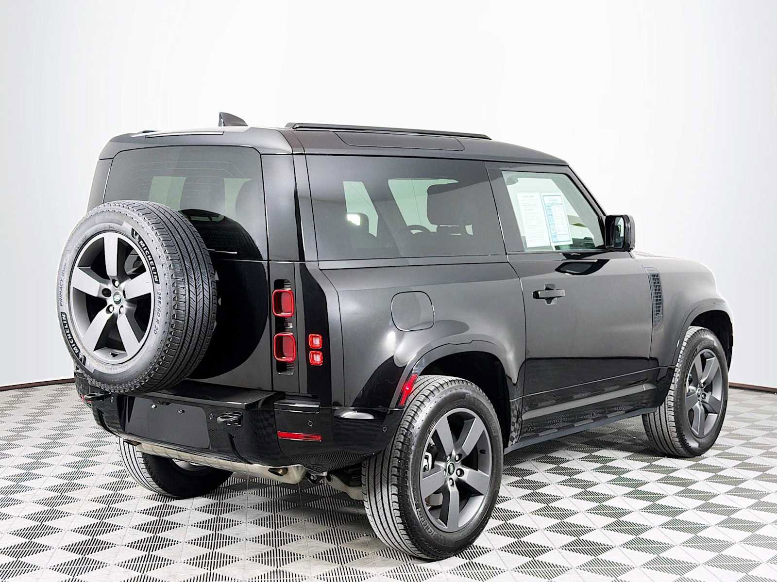 Used 2025 Land Rover Defender 90 X-Dynamic SE image 5