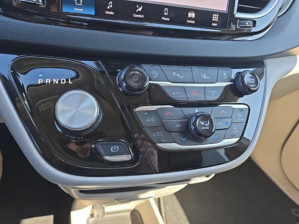 Used 2024 Chrysler Pacifica Touring-L image 21