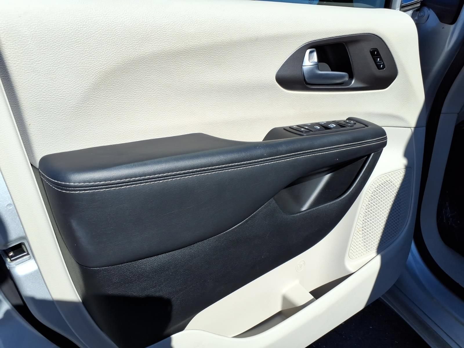 Used 2024 Chrysler Pacifica Touring-L FWD image 11