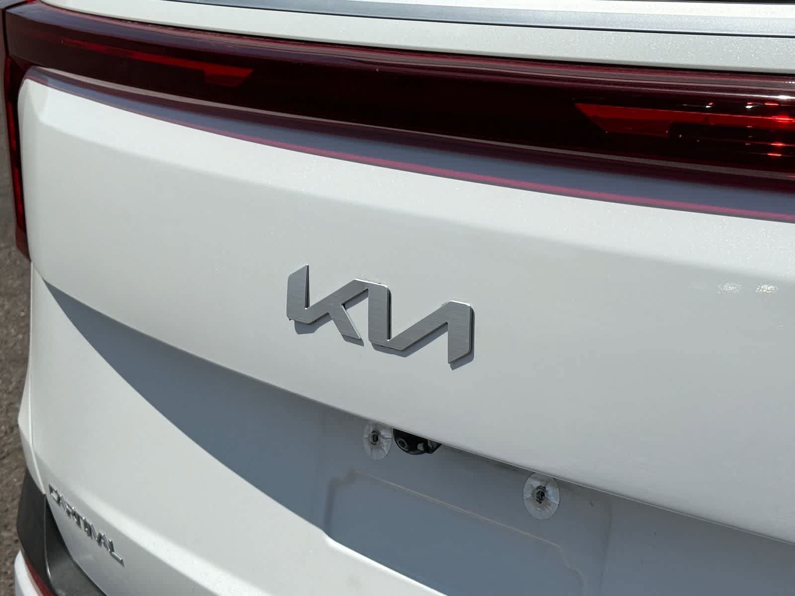 Used 2025 Kia Carnival FWD image 8