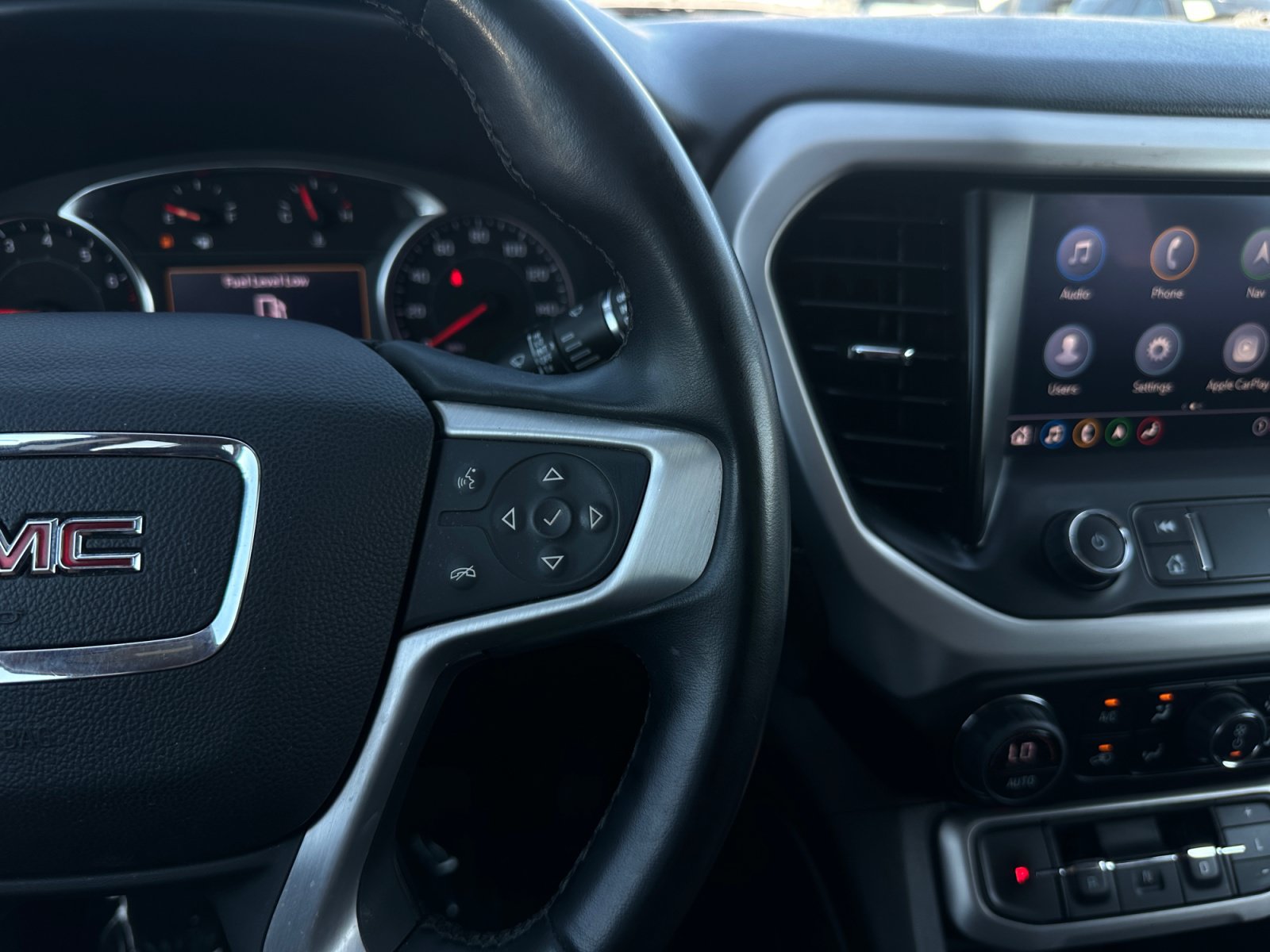 Used 2023 GMC Acadia SLT FWD image 28