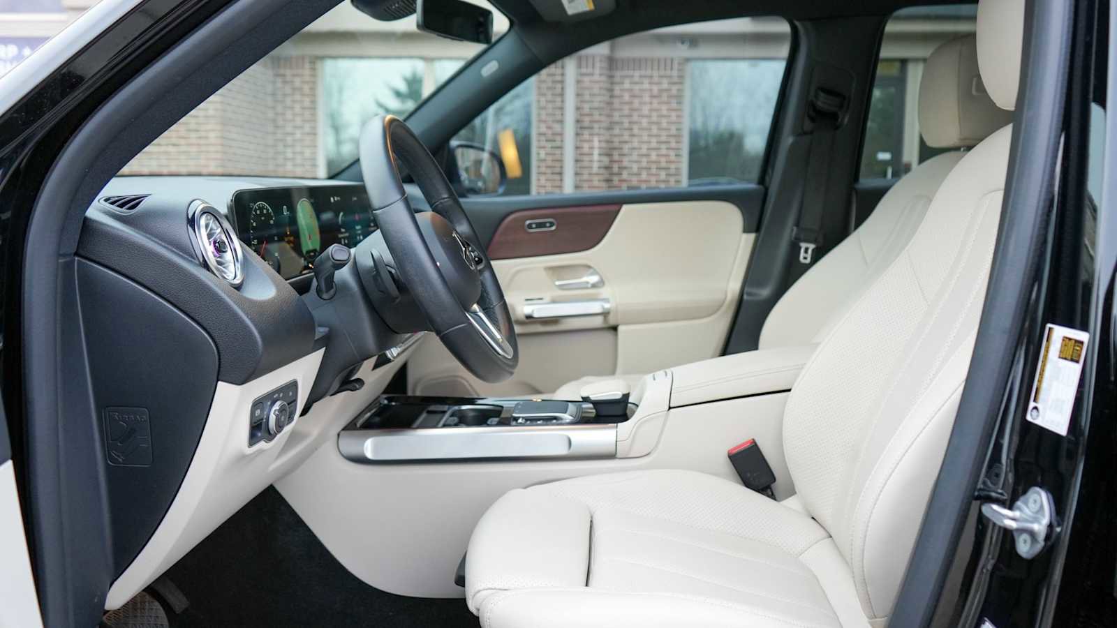 Certified 2022 Mercedes-Benz EQB 300 4MATIC w/ Exclusive Package image 11