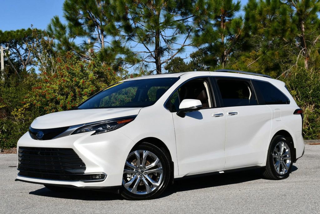 Used 2024 Toyota Sienna Platinum image 2