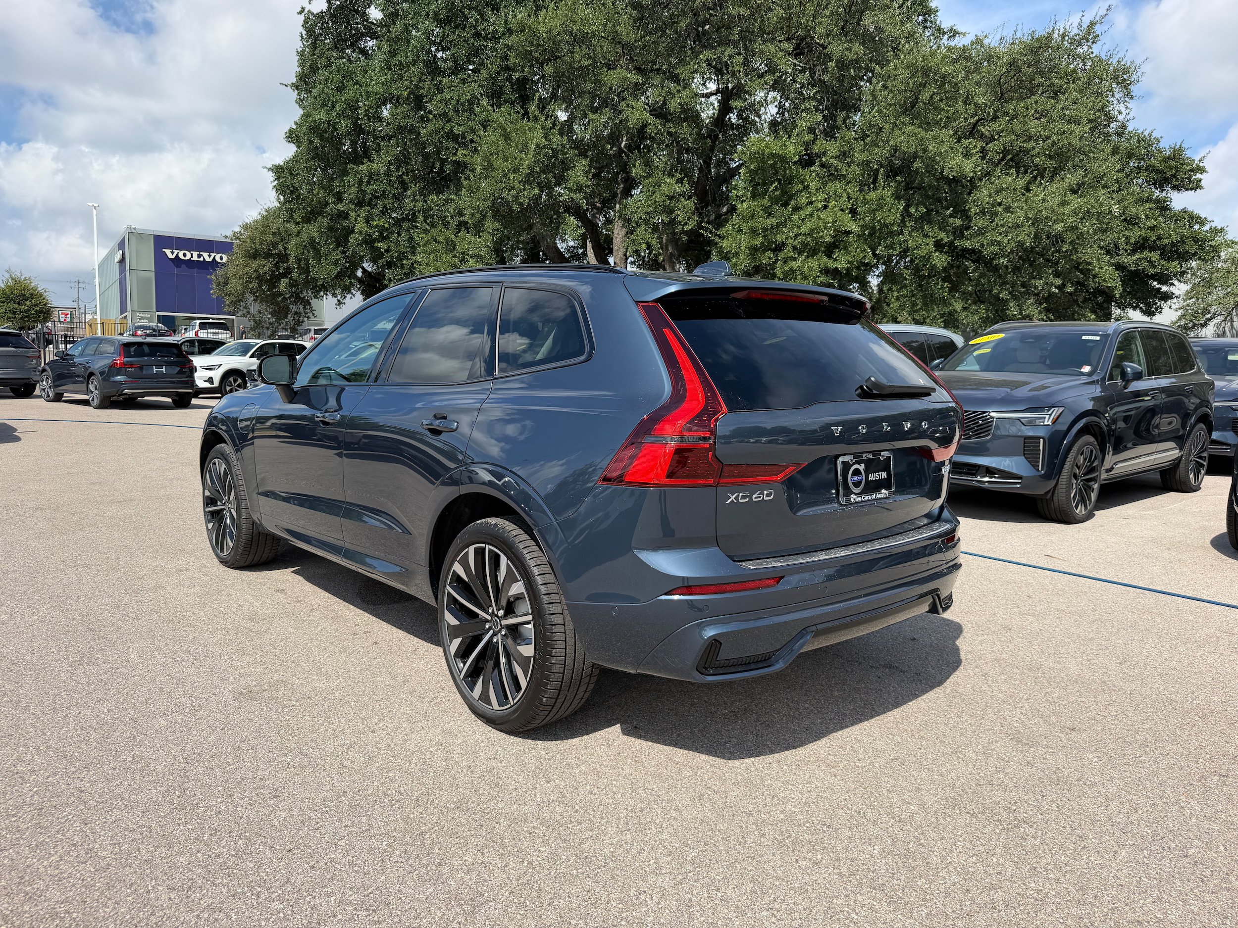New 2026 Volvo XC60 T8 Ultra w/ Protection Package Premier AWD/4WD image 4